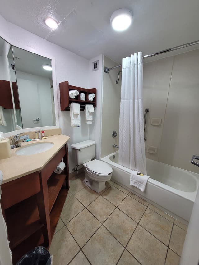 Deep soaking bathtub