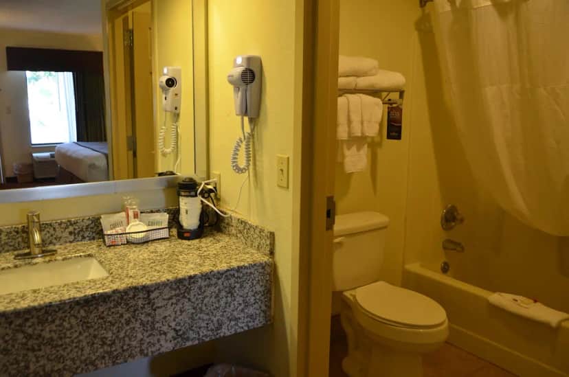 Deep soaking bathtub at Baymont by Wyndham Cave City