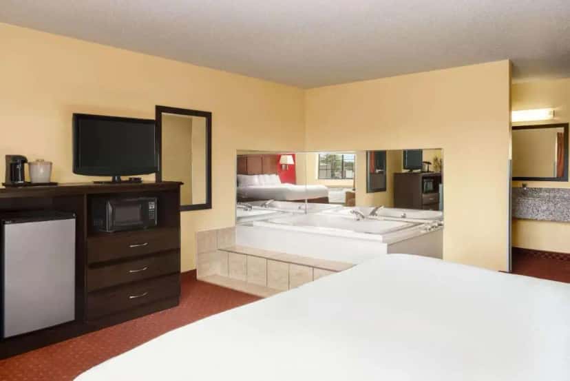 In-room hot tub at Baymont by Wyndham Cedar Rapids in Cedar Rapids, IA