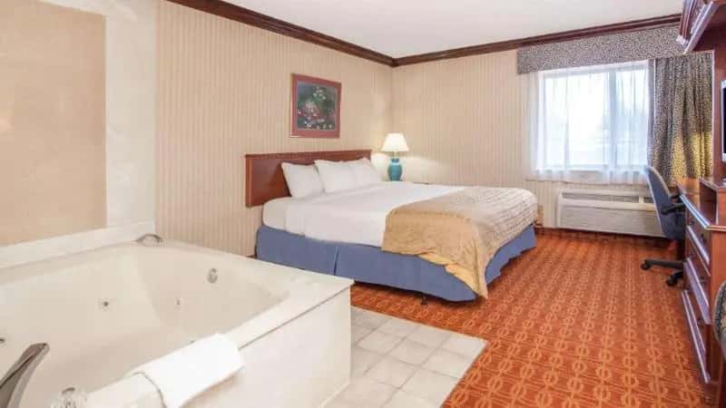 In-room hot tub at Baymont by Wyndham Detroit/Roseville in Roseville, MI