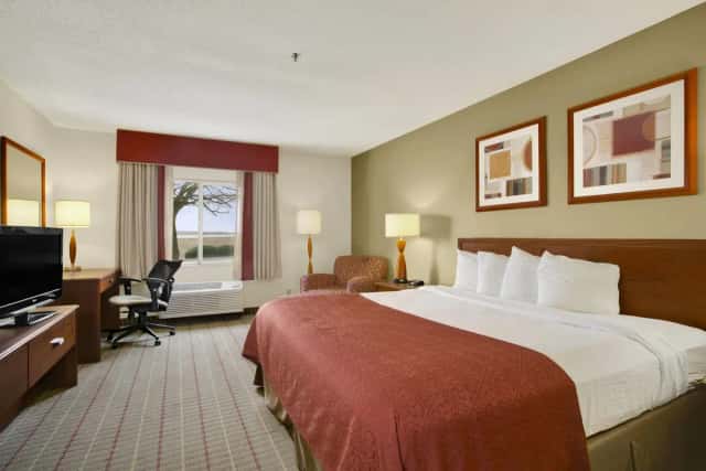 Baymont by Wyndham Evansville North/Haubstadt — guest room