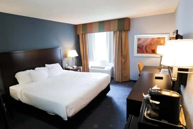 Baymont By Wyndham Flint Airport North — guest room