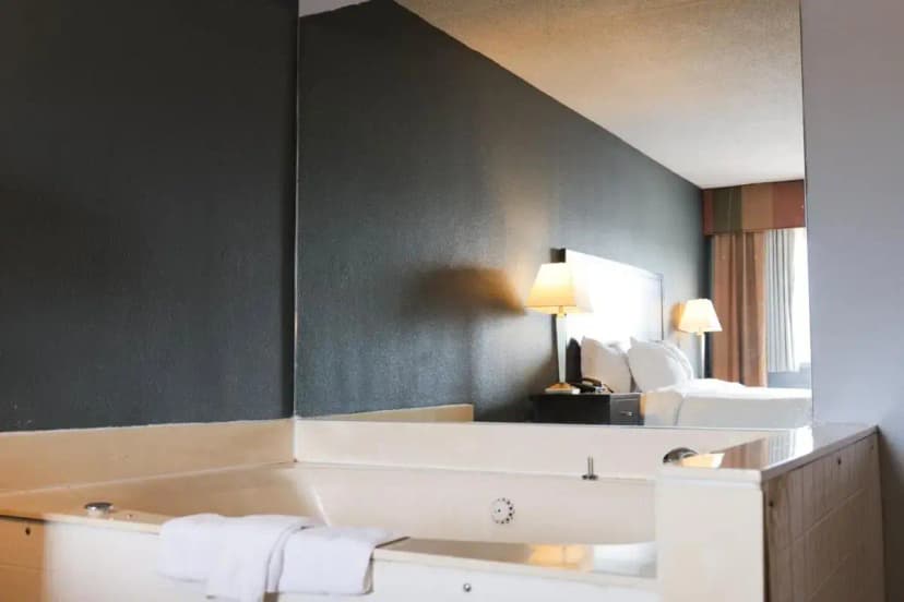 Hotels with jacuzzi in room in Flint