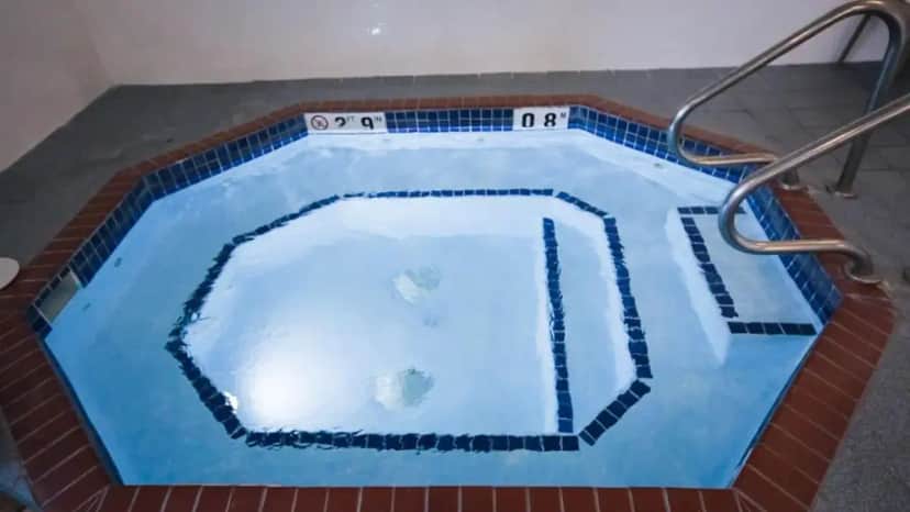 a jacuzzi tub in the middle of a room at Baymont by Wyndham Fort Dodge in Fort Dodge