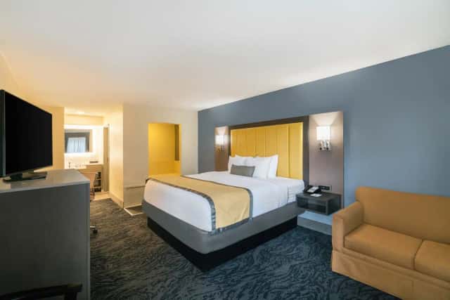 Baymont by Wyndham Franklin / Cool Springs — guest room