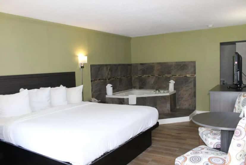 In-room hot tub at Baymont by Wyndham Front Royal Near Shenandoah National Park in Front Royal, VA