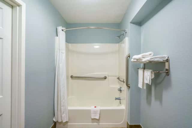 Jetted bathtub at Baymont by Wyndham Gallatin