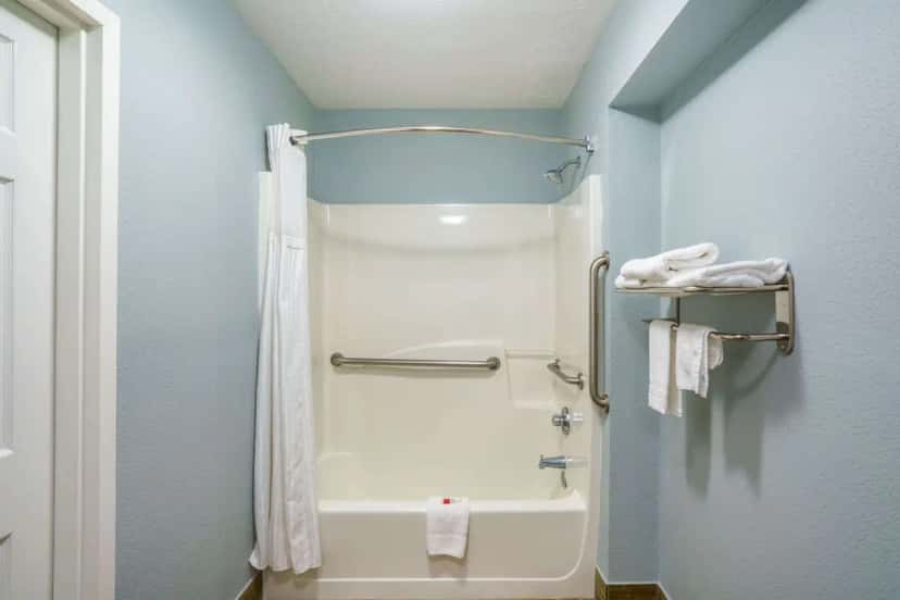 In-room jacuzzi tub at Baymont by Wyndham Gallatin in Gallatin, TN