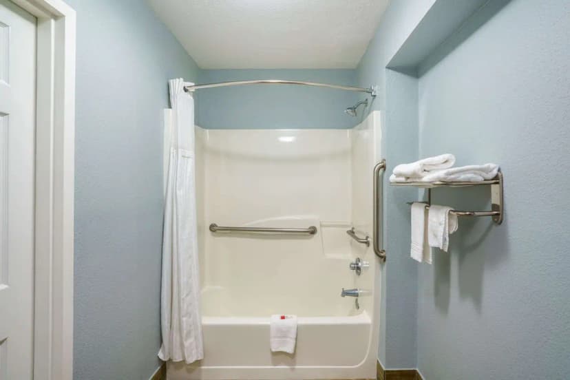 Hotels with jacuzzi in room in Gallatin