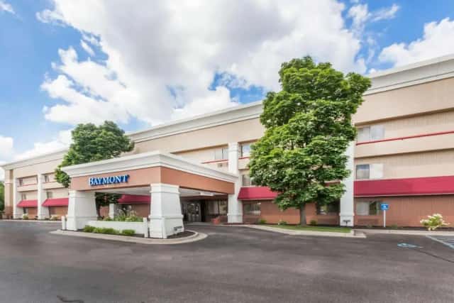 Baymont by Wyndham Grand Rapids Airport — guest room