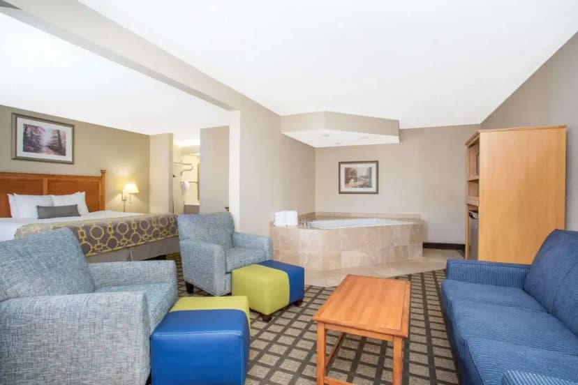Hotels with jacuzzi in room in Hays