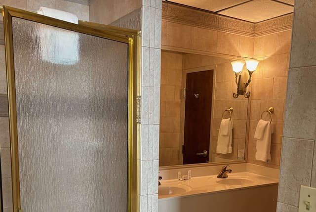 Deep soaking bathtub