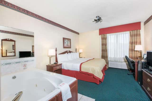 Jetted bathtub at Baymont by Wyndham Jonesboro