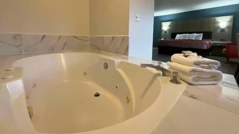 In-room hot tub at Baymont By Wyndham Kent/seattle in Kent, WA