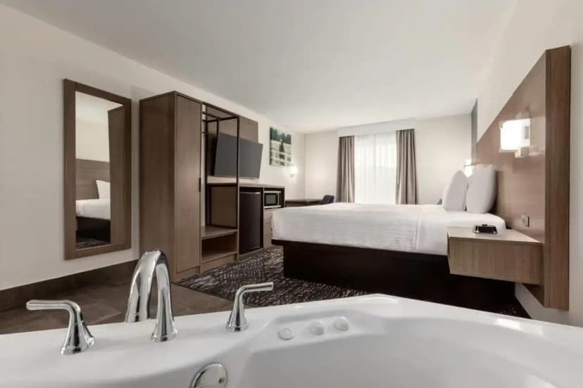 Hotels with jacuzzi in room in La Grange