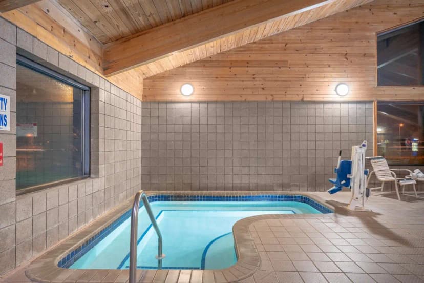 Hotels with jacuzzi in room in Lakeville