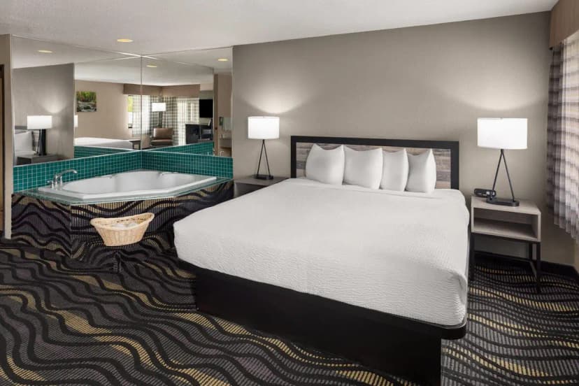 Hotels with jacuzzi in room in Logan