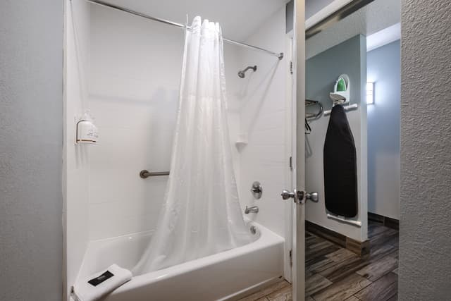 Jetted bathtub