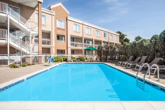 Baymont by Wyndham Madison Heights Detroit Area — guest room