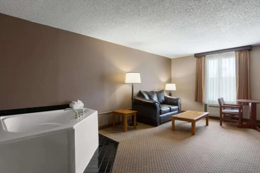 Hotels with jacuzzi in room in Mandan