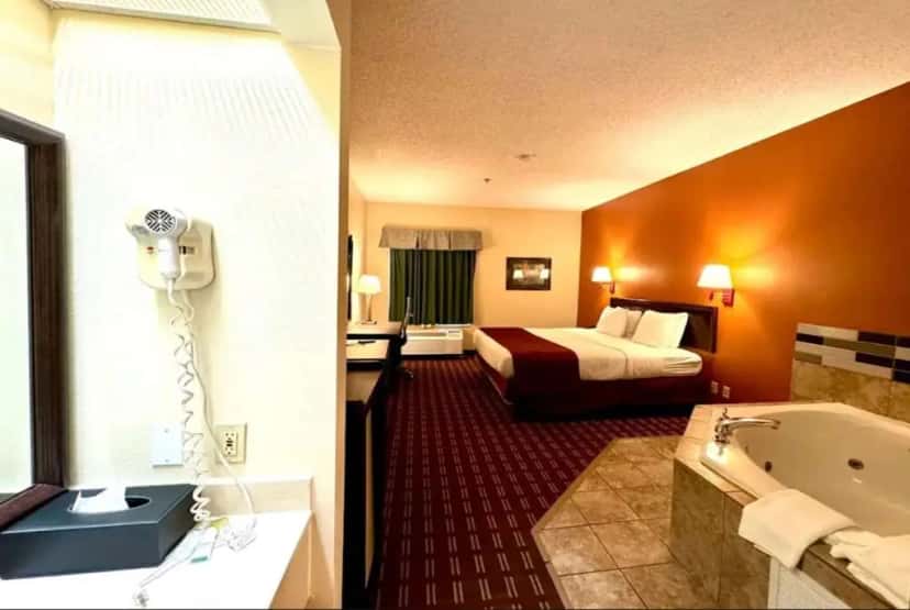 In-room jacuzzi tub at Baymont by Wyndham Mason in Mason, OH