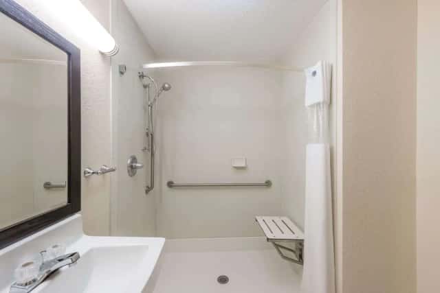 Baymont by Wyndham Metropolis — guest room