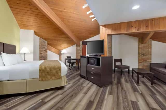 Baymont by Wyndham Monroe — guest room