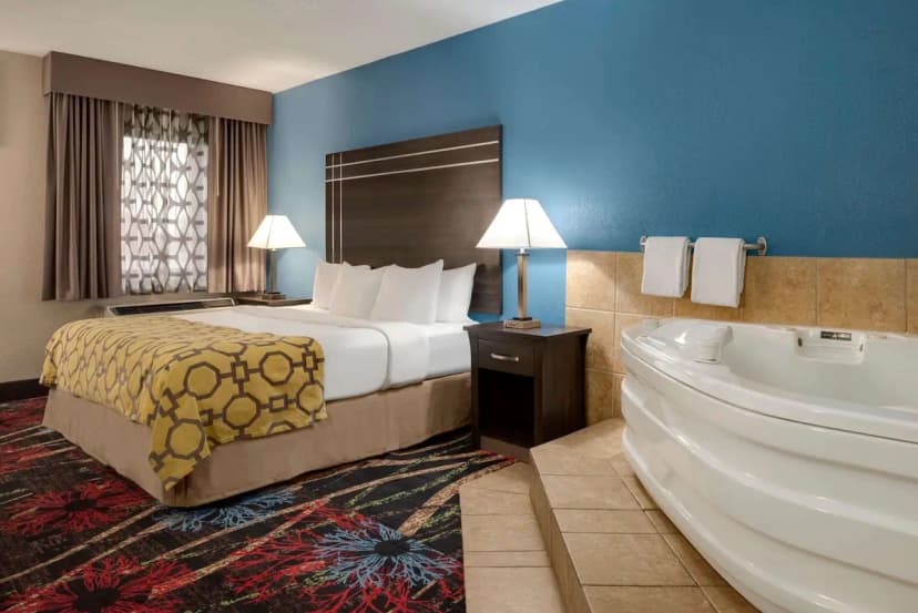 Hotels with jacuzzi in room in Muncie