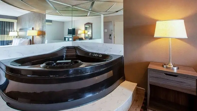 Hotels with jacuzzi in room in Northwood