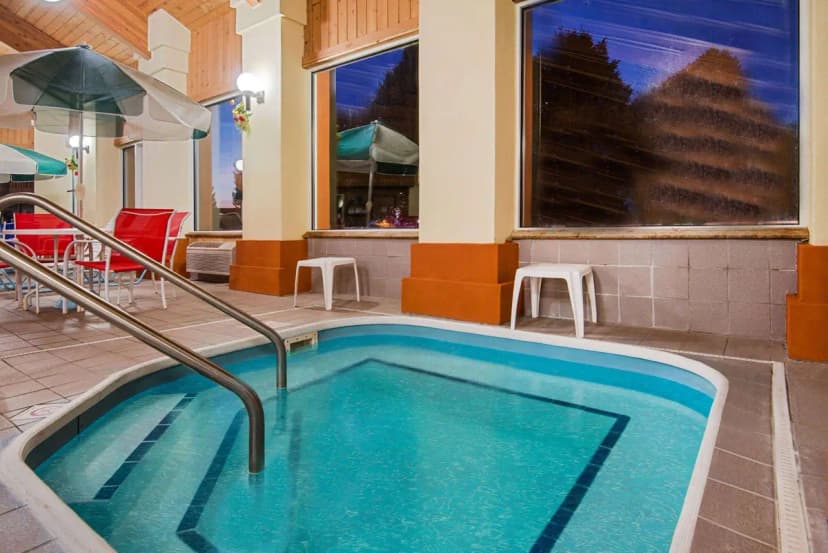 Hotels with jacuzzi in room in Pella