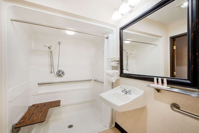 Jetted bathtub