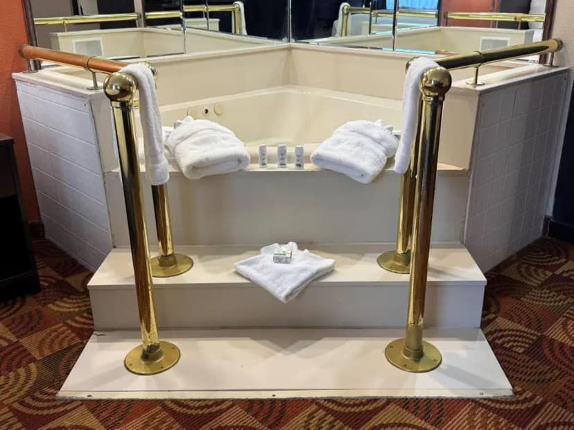 Hotels with jacuzzi in room in Brownsburg