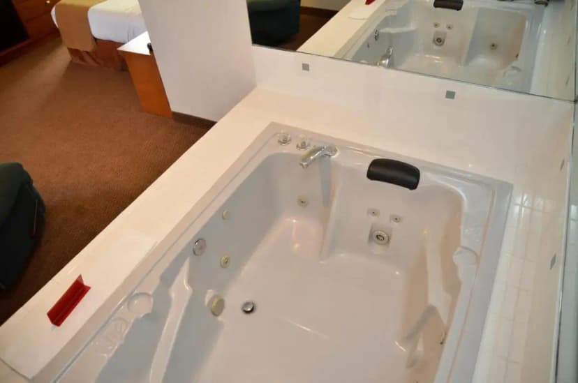 Hotels with jacuzzi in room in Port Huron