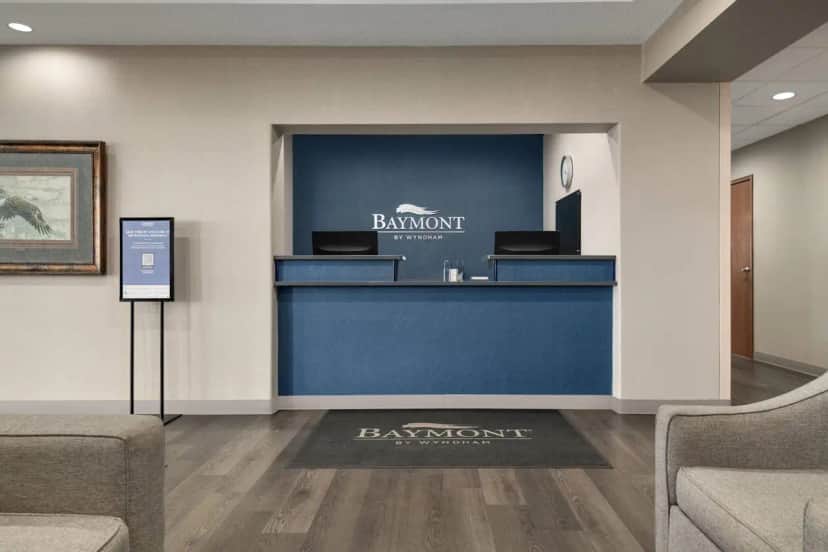 Baymont By Wyndham Rockford — lobby