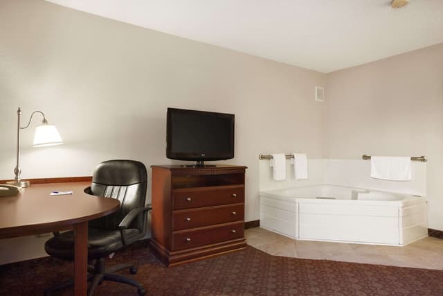Jetted bathtub