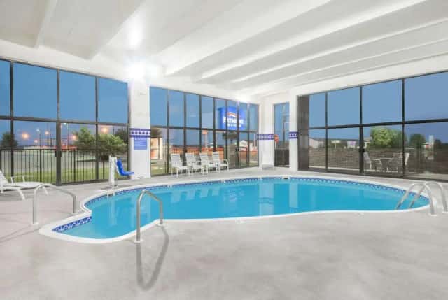 Baymont by Wyndham Springfield South Hwy 65 — guest room