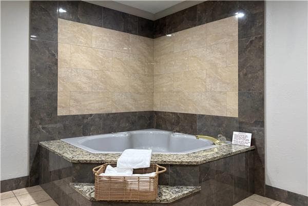 Hotels with jacuzzi in room in Tuscola