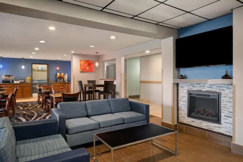 Hotels with jacuzzi in room in Waukesha
