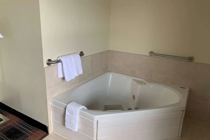Hotels with jacuzzi in room in Waupun