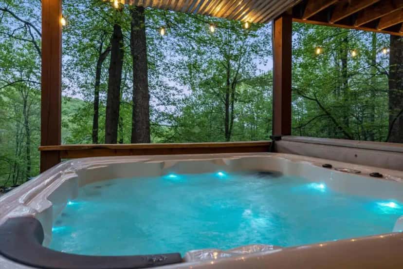 Private outdoor hot tub at Bear Tracks Cottage in Waynesboro, PA