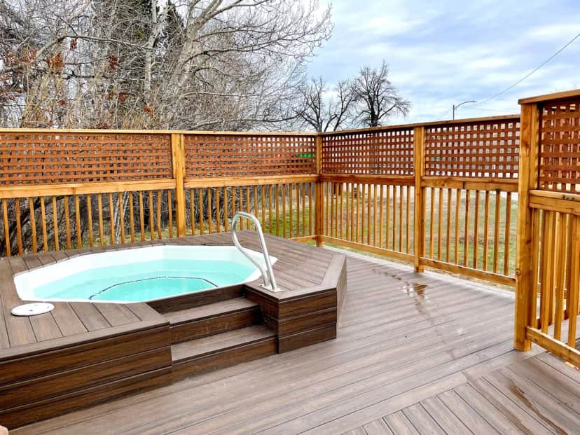 Private outdoor hot tub at Beartooth Hideaway Inn & Cabins