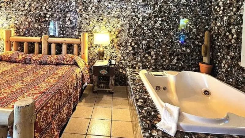 Hotels with jacuzzi in room in Erie