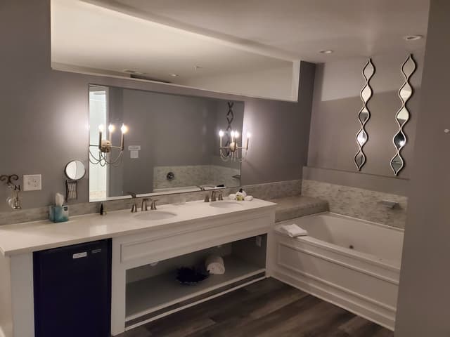 Deep soaking bathtub