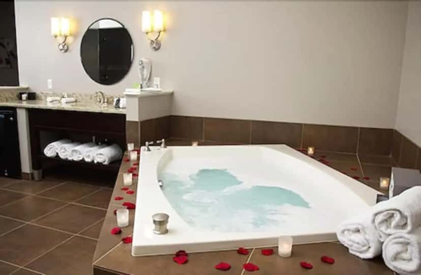 In-room hot tub at Belamere Suites Hotel in Perrysburg, OH