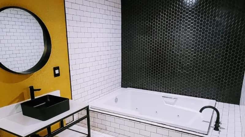 In-room hot tub at Bell Vista Motel in Burbank, CA