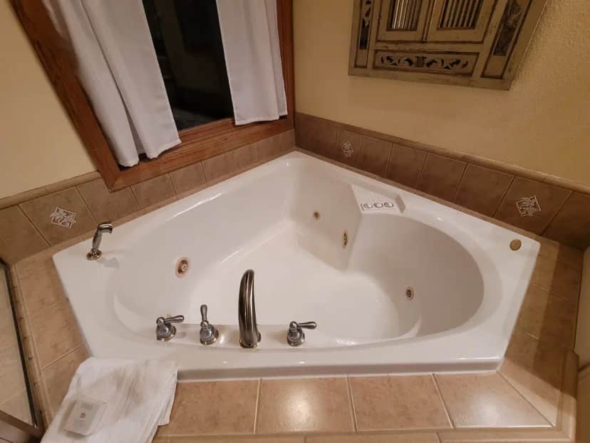 Bella Vista Bed & Breakfast Inc — guest room