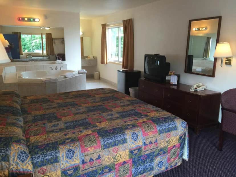 Private in-room jacuzzi tub in the King Room with Whirlpool at Belmont Inn and Suites