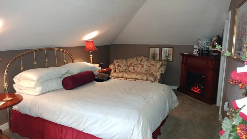 Hotels with jacuzzi in room in Saugatuck
