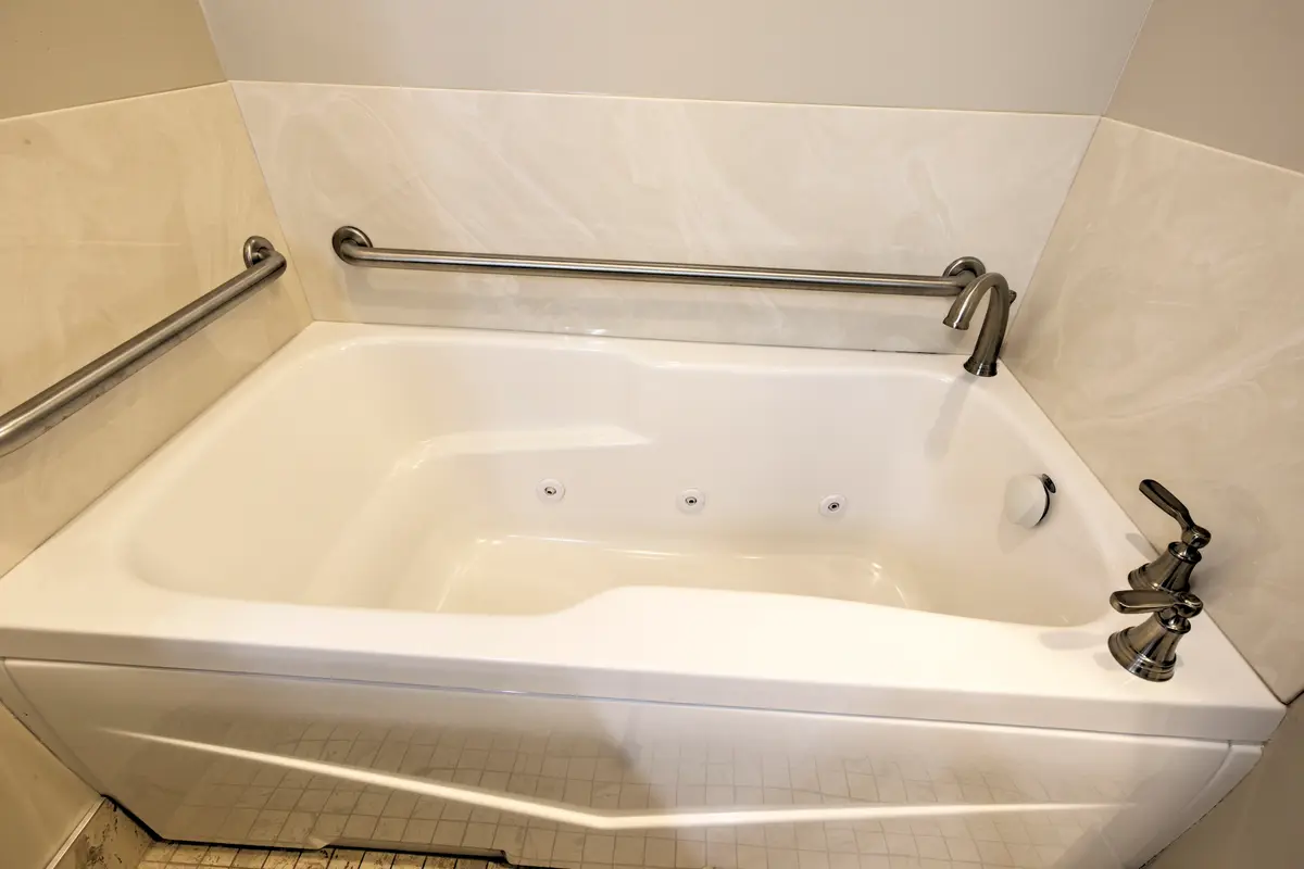 Berlin Resort jetted bathtub