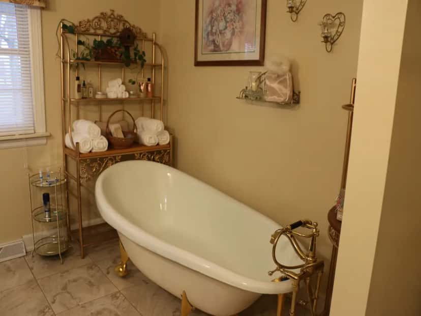In-room hot tub at Berry Patch Bed & Breakfast in Lebanon, TN